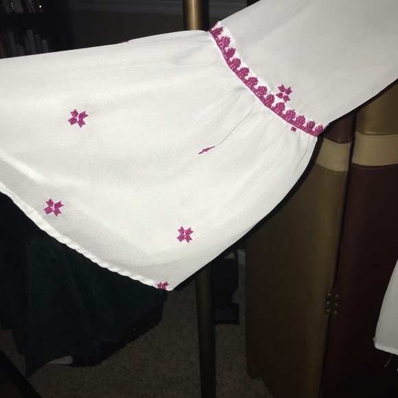 Beautiful bell sleeved sheer blouse - Picture 4 of 6